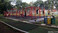 Lapang Ciujung ini sudah dilengkapi alat fitnes.