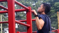 Setelah dibuka lagi, warga sekitar mulai memanfaatkan fasilitas olahraga di tempat tersebut.