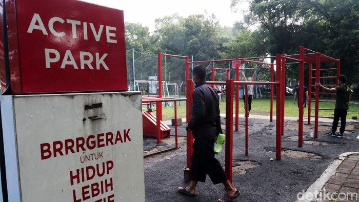 Sejumlah warga memanfaatkan fasilitas olahraga di Lapang Ciujung, Jalan Supratman, Kota Bandung.
