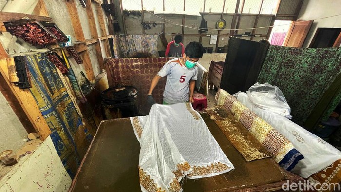 Melihat Batik Unik Khas Sumbar yang Terbuat Dari Tanah Liat Sumatera Barat memiliki batik tersendiri yang berbeda dengan batik Jawa. Namanya Batik Tanah Liek atau Batik Tanah Liat.
