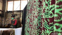 Dibuat dengan menggunakan pewarna alami dan memanfaatkan tanah liat sebagai bahan baku, hingga diberi nama Batik Tanah Liek. Tidak hanya ukiran batiknya yang berbeda, cara membuat dan bahan yang digunakan pun berbeda.