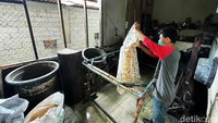 Selain bercorak minangkabau yang unik, batik tanah liek ini warnanya juga tidak mudah pudar. 