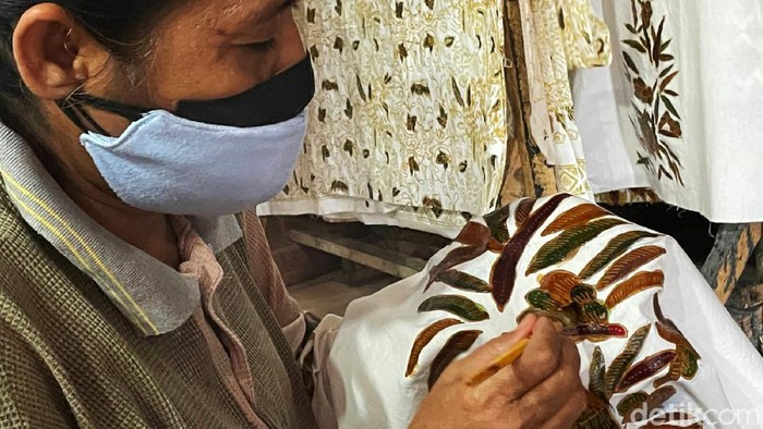 Sumatera Barat memiliki batik tersendiri yang berbeda dengan batik Jawa. Namanya Batik Tanah Liek atau Batik Tanah Liat.
