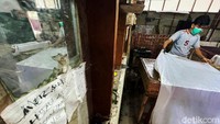 Batik merupakan kain bergambar, dengan berbagai motif memiliki filosofi dari setiap corak, yang kini menjadi identitas seni nusantara. 
