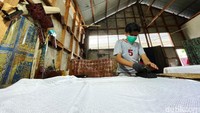 Berbagai daerah di Indonesia memproduksi batik, dengan ciri khas daerah masing-masing. Selain Bali, Indramayu, Madura, Palembang,  Yogyakarta, Solo, Pekalongan, Cirebon, Sumatera Barat juga memproduksi batik yang unik. 