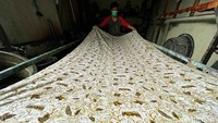 Perajin sedang membuat batik di Solok, Padang, Sumatera Barat.