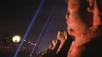 Sebuah parade spektakuler yang dimulai setelah malam tiba di Mesir dan sekitar waktu makan siang ET berlangsung di sepanjang jalan, yang di kedua sisinya dipagari oleh lebih dari 600 patung berkepala domba jantan dan sphinx tradisional, patung dengan tubuh singa dan kepala manusia.
