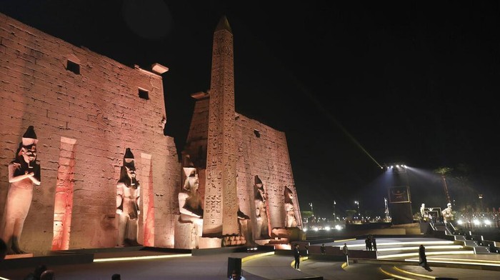 Pemandangan upacara pembukaan kembali Avenue of Sphinx yang umumnya dikenal sebagai El Kebbash Road pada Kamis, 25 November 2021 di Luxor, Mesir. Upacara itu dimaksudkan untuk menyoroti harta arkeologi negara itu ketika Mesir berjuang untuk menghidupkan kembali industri pariwisatanya, yang dihantam oleh kekacauan politik selama bertahun-tahun dan baru-baru ini, pandemi virus corona. (Foto AP/Mohamed El-Shahed)