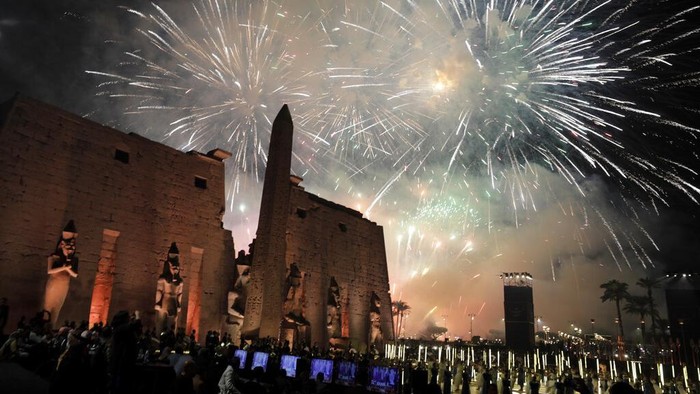 Pemandangan upacara pembukaan kembali Avenue of Sphinx yang umumnya dikenal sebagai El Kebbash Road pada Kamis, 25 November 2021 di Luxor, Mesir. Upacara itu dimaksudkan untuk menyoroti harta arkeologi negara itu ketika Mesir berjuang untuk menghidupkan kembali industri pariwisatanya, yang dihantam oleh kekacauan politik selama bertahun-tahun dan baru-baru ini, pandemi virus corona. (Foto AP/Mohamed El-Shahed)