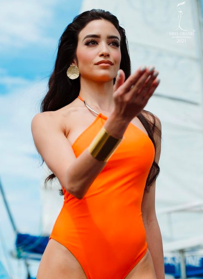 Vivianie Diaz Arroyo perwakilan dari Puerto Rico punya mata yang tajam dan indah. Catwalk dengan swimsuit, juara Miss Grand Puerto Rico 2021 tampil glamour dengan gelang bangle emas. Foto: dok. Instagram/@missgrandinternational
