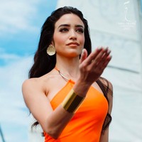 Vivianie Diaz Arroyo perwakilan dari Puerto Rico punya mata yang tajam dan indah. Catwalk dengan swimsuit, juara Miss Grand Puerto Rico 2021 tampil glamour dengan gelang bangle emas. Foto: dok. Instagram/@missgrandinternational