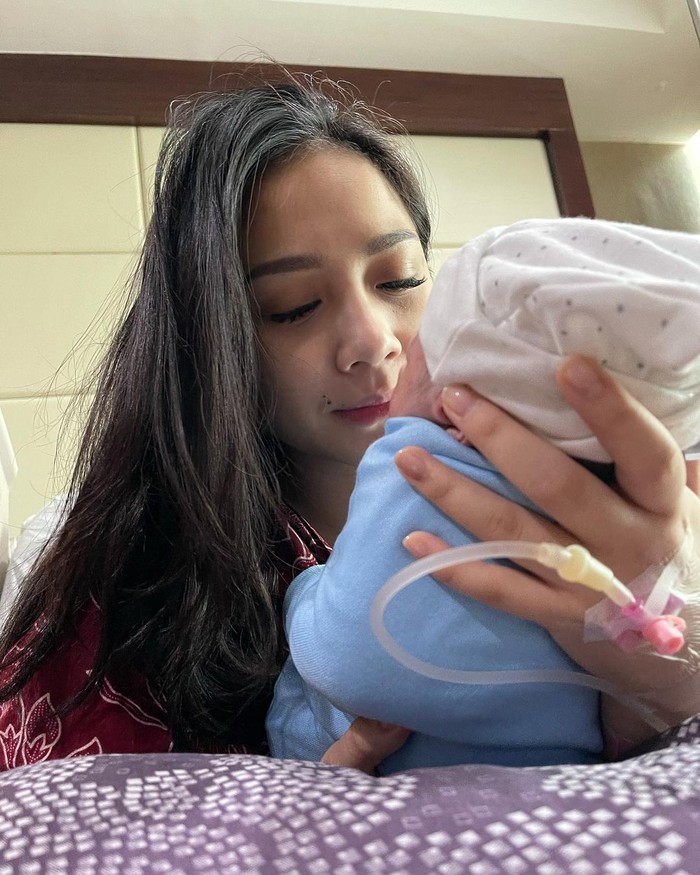 Momen Makan dan Ngidam Seru Nagita Slavina yang Baru Melahirkan Anak Kedua