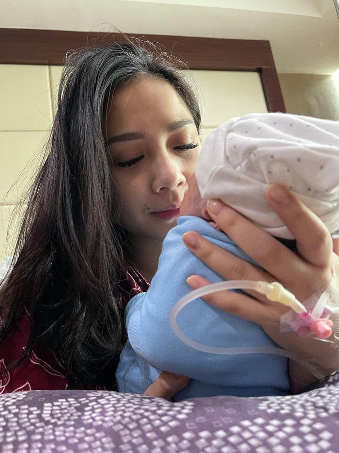 Momen Makan dan Ngidam Seru Nagita Slavina yang Baru Melahirkan Anak Kedua Momen Makan dan Ngidam Seru Nagita Slavina yang Baru Melahirkan Anak Kedua