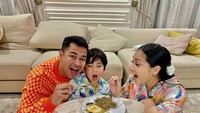 Pada kehamilan kedua ini, Gigi tampak selalu ceria dan aktif. Ia pun beberapa kali menunjukkan serunya makan bersama Raffi dan Rafathar. Seperti saat makan mie goreng ini.  Foto: Instagram @raffinagita1717/ YouTube Rans Entertainment