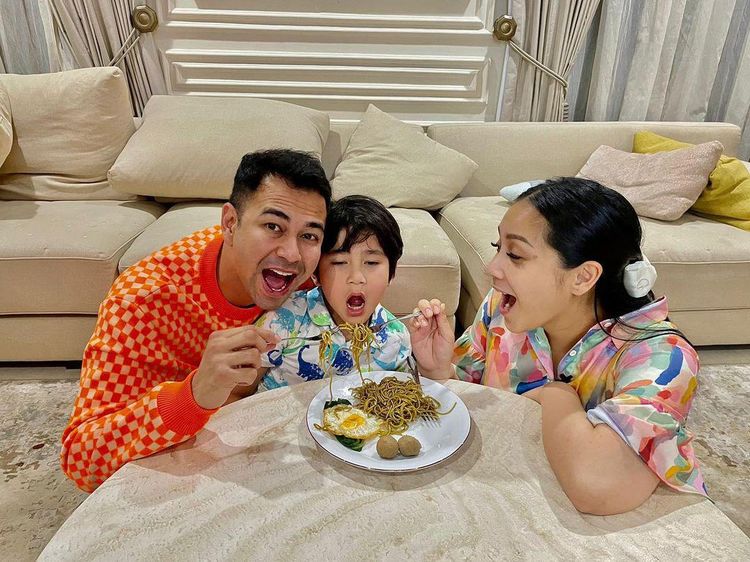 Momen Makan dan Ngidam Seru Nagita Slavina yang Baru Melahirkan Anak Kedua