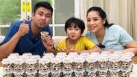Begini jadinya kalau Rafathar ingin ngemil es krim. Gigi dan Raffi langsung memberikan es krim dalam jumlah yang sangat banyak. Duh bisa buat makan se-kampung ini es krimnya. Foto: Instagram @raffinagita1717/ YouTube Rans Entertainment