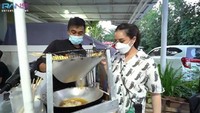 Selama menjalani kehamilan, Gigi sering kali merasakan ngidam. Salah satunya saat ia mendadak ingin makan jajanan SD. Alhasil beberapa penjual makanan SD pun diboyong ke rumahnya di kawasan Andara, Jakarta Selatan.  Foto: Instagram @raffinagita1717/ YouTube Rans Entertainment