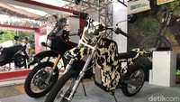 Dalam versi prototipe ada dua versi E-Tactical yang dipamerakan oleh PT LEN di IEMS 2021. Ada motor trail listrik yang diberi livery kamuflase dan tampil lebih ramping. Serta ada motor pengawalan yang hadir dengan bodi serba hitam dan spek kaki-kaki yang tampak mewah. Foto: Muhammad Hafizh Gemilang