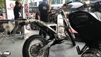 Motor trail listrik untuk operasi senyap ini diklaim pakai motor listrik 3.000 Watt dan baterai berkapasitas 72V 40Ah. Jarak tempuhnya diklaim hingga 100 km dengan kecepatan maksimal di kisaran 90 hingga 100 km/jam. Foto: Muhammad Hafizh Gemilang