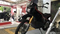 Untuk motor pengawalan yang hadir dengan bodi serba hitam dan spek kaki-kaki yang tampak mewah, menggunakan baterai berkapastias 96V 50Ah dan diklaim mampu mengeluarkan tenaga hingga 10.000 Watt. Motor ini diklaim juga dapat berlari hingga 180 km/jam. Foto: Muhammad Hafizh Gemilang