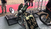 Dendy Ariadiputra, Staff Humas PT LEN (Persero) mengatakan motor trail listrik ini rencananya akan digunakan untuk operasi senyap militer Indonesia. Menurutnya, motor ini mendapat respon yang baik dari Menteri Pertahanan (Menhan) Prabowo Subianto dan saat ini PT LEN tengah bekerjasama dengan beberapa perusahaan BUMN lainnya untuk menjadi holding di Industri pertahanan. Foto: Muhammad Hafizh Gemilang