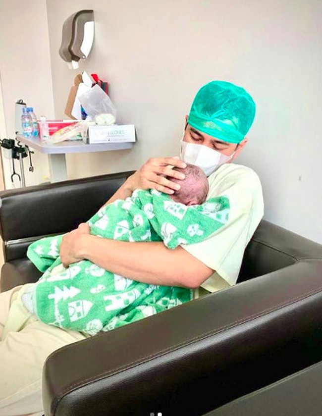 Nagita Slavina atau Gigi baru saja melahirkan anak keduanya. Di media sosial, mereka telah mengabarkan bahwa adik dari Rafathar yang berjenis kelamin laki-laki sudah hadir ke dunia dengan selamat. Hingga berita dibuat, belum terungkap siapa namanya. Foto: Instagram