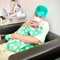Nagita Slavina atau Gigi baru saja melahirkan anak keduanya. Di media sosial, mereka telah mengabarkan bahwa adik dari Rafathar yang berjenis kelamin laki-laki sudah hadir ke dunia dengan selamat. Hingga berita dibuat, belum terungkap siapa namanya. Foto: Instagram