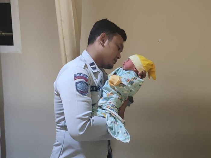 Warga binaan atau narapidana di Rutan Gresik, PH (23) melahirkan bayi laki-laki. Di tengah persalinan, sosok ayah sang bayi digantikan salah satu petugas rutan.