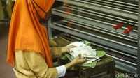 Di masa pandemi COVID-19 ini, penjualan tempe mendoan tak seramai saat normal. 