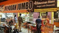 Kawasan yang menjadi sentra penjualan tempe mendoan ini berada Sawangan. Di kawasan itu tampak sejumlah toko oleh-oleh berjejer menjajakan tempe mendoan dan makanan lain seperti getuk, nopia, hingga jenang.