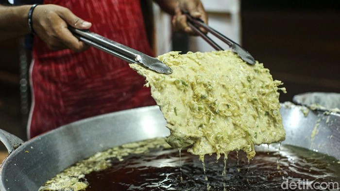 Nikmatnya Mendoan yang Jadi Warisan Tak Benda Indonesia Bagi masyarakat Banyumas, tempe mendoan bukan sekadar makanan. Tempe mendoan punya peran penting dalam ekonomi dan budaya kabupaten di Jawa Tengah itu. Kudapan tempe berbalut tepung yang digoreng setengah matang itu dapat dengan mudah kita jumpai di ibu kota, namun tempe mendoan dengan cita rasa asli hanya dapat ditemukan di Kabupaten Banyumas. Dalam Ekspedisi 3.000 Kilometer bersama Wuling, tim detikcom berburu tempe mendoan langsung di Purwokerto, ibu kota Banyumas.