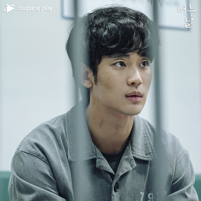 Terbaru, Kim Soo Hyun membintangi drama Korea One Ordinary Day yang mengikuti kisahnya sebagai tersangka kasus pembunuhan. Episode pertama menampilkan adegan panasnya dengan Hwang Se On, yang menjadi ‘korban’. Foto: dok. Coupang Play