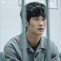 Terbaru, Kim Soo Hyun membintangi drama Korea One Ordinary Day yang mengikuti kisahnya sebagai tersangka kasus pembunuhan. Episode pertama menampilkan adegan panasnya dengan Hwang Se On, yang menjadi ‘korban’. Foto: dok. Coupang Play