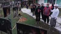 Kurator Pameran Fotografi Tridaya Ismar Patrizki (keempat kanan) mendampingi Pengasuh Pesantren Kauman Lasem KH. Zaim Ahmad Mashoem (kanan) dan perwakilan warga mengamati foto yang dipamerkan pada Pameran Fotografi Tridaya di Rumah Karangturi 20, Desa Karangturi, Lasem, Rembang, Jawa Tengah. ANTARA FOTO/Harviyan Perdana Putra