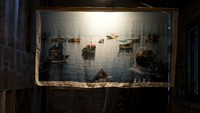 Pengunjung mengamati karya yang dipamerkan saat pembukaan pameran fotografi bertajuk Tridaya di Museum Nyah Lasem, Karangturi, Lasem, Rembang, Jawa Tengah. ANTARA FOTO/Andreas Fitri Atmoko