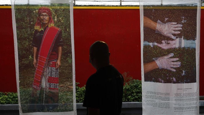 PAMERAN FOTO TRIDAYA DI LASEM Pengunjung mengamati karya foto yang dipajang pada Pameran Fotografi Tridaya saat pembukaan di Rumah Merah, Desa Karangturi, Lasem, Rembang, Jawa Tengah, Kamis (25/11/2021). Pameran yang digelar di tiga lokasi berbeda kawasan Pecinan Kecil Lasem dan berlangsung hingga 5 Desember 2021 tersebut merupakan kolaborasi dari pewarta foto Antara, PFI Semarang dan Yayasan Lasem Heritage yang menampilkan sejumlah foto geliat ekonomi kreatif, pariwisata hingga tradisi di tanah air. ANTARAFOTO/Maulana Surya/wsj.