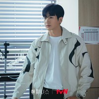 Belakangan Park Hyung Sik dikabarkan sudah mendapat bayaran fantastis sejak membintangi drama Korea Doctor Slump pada tahun 2024. Dari setiap episodenya, Park Hyung Sik mengantongi uang 500 juta won atau setara dengan Rp 5,6 miliar. Foto: Instagram @tvn_drama
