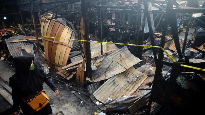 Pedagang melihat puing-puing pasca kebakaran di Pasar Bawah Bukittinggi, Sumatera Barat, Jumat (26/11/2021). Pasar tradisional kota wisata itu terbakar pada Rabu (24/11/2021) dan merupakan kejadian ketiga kalinya dalam tahun 2021 yang menghanguskan sedikitnya 25 kios pedagang. ANTARA FOTO/Iggoy el Fitra/hp.