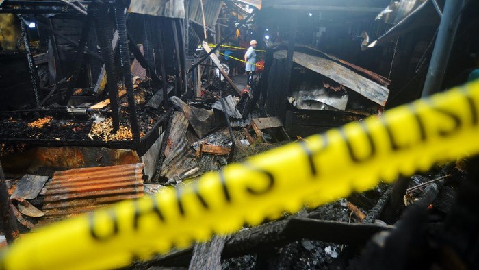 Pedagang melihat puing-puing pasca kebakaran di Pasar Bawah Bukittinggi, Sumatera Barat, Jumat (26/11/2021). Pasar tradisional kota wisata itu terbakar pada Rabu (24/11/2021) dan merupakan kejadian ketiga kalinya dalam tahun 2021 yang menghanguskan sedikitnya 25 kios pedagang. ANTARA FOTO/Iggoy el Fitra/hp.