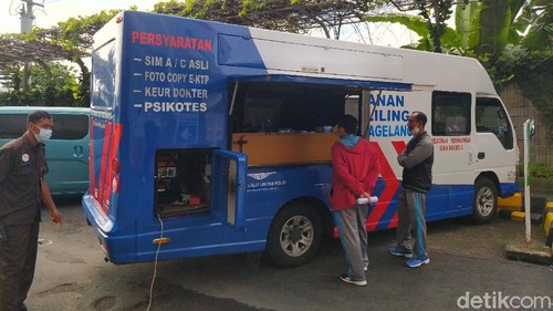 Pelaksanaan SIM keliling di parkiran bawah Artos Mall Magelang, Jumat (26/11/2021).