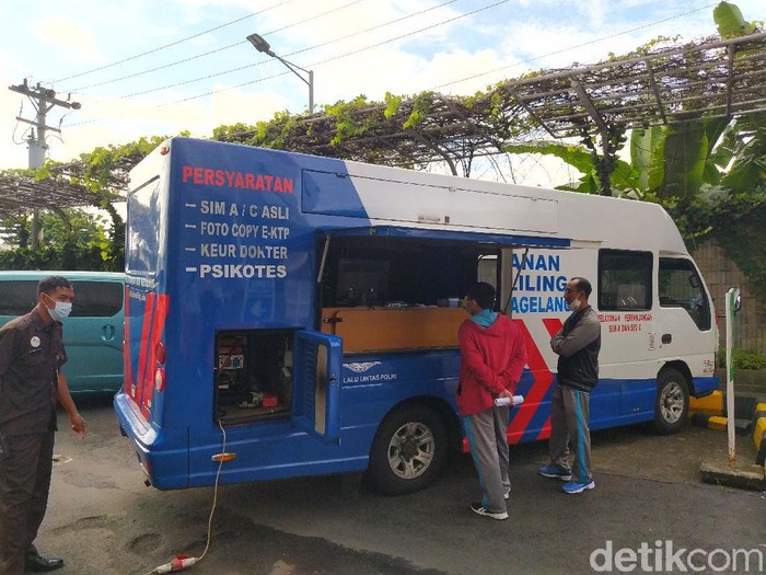 Pelaksanaan SIM keliling di parkiran bawah Artos Mall Magelang, Jumat (26/11/2021).