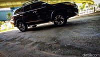 Pengendara sepeda motor melambatkan laju kendaraan saat melintasi putaran balik tersebut.