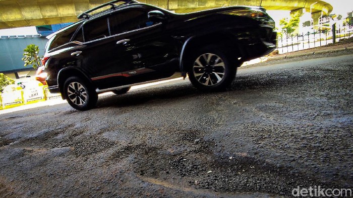 Jalan di putaran balik kolong Tol Lebak Bulus, Jakarta Selatan berlubang. Pengendara sebaiknya berhati-hati agar tidak kecelakaan.