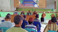 Petugas penyuluh dari Dinas Perkebunan Provinsi Kalimantan Timur dan PT Multi Kusuma Cemerlang (MKC) memberikan penjelasan mengenai pemanfaatan teknologi pengolahan Bahan Olah Karet (Bokar) kepada petani karet di Desa Sotek, Penajam Paser Utara, Kalimantan Timur, Jumat (26/11). 