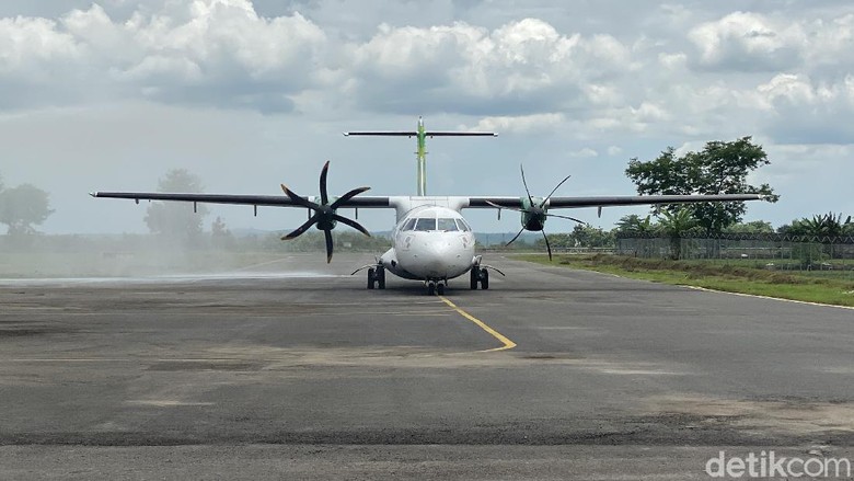 Penerbangan komersil di bandara Ngloram berjalan sukses. Dengan menggunakan maskapai Citilink, penumpang mendarat di bandara Ngloram pukul 11.45 WIB.