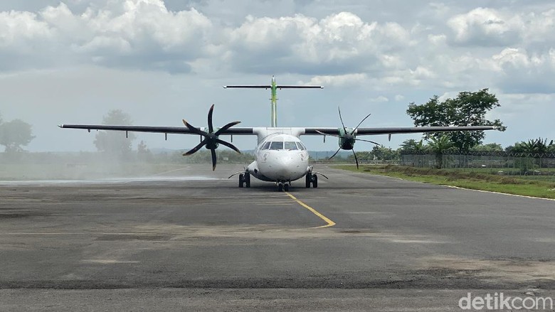 Penampakan Penerbangan Komersil Perdana di Bandara Ngloram Penerbangan komersil di bandara Ngloram berjalan sukses. Dengan menggunakan maskapai Citilink, penumpang mendarat di bandara Ngloram pukul 11.45 WIB.