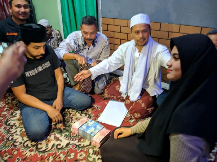 Penampakan Uang Mahar-Momen Nikah Sarah