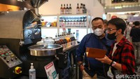 Untuk tema yang diusung di Livin’ Jacoweek 2021, Hendri bilang ‘Let’s Get Together Again’. Melalui tema ini, kami ingin mengajak teman-teman UMKM di industri kopi dari hulu hingga ke hilir untuk maju dan bangkit bersama.   