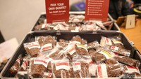 Kehadiran Livin’ Jacoweek 2021 secara offline, diharapkan bisa menjadi suatu platform berkelanjutan sekaligus perwujudan dari kekompakan dan kebersamaan dari para penikmat kopi maupun pelaku industri kopi, teh, dan coklat, baik berskala besar maupun kecil,” ungkap Hendri Kurniawan dalam keterangan yang diterima Kontan.co.id, Jumat (26/11). Livin Jacoweek menghadirkan 85 tenants kopi Indonesia.   
