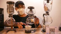 Kehadiran Livin’ Jacoweek 2021 secara offline, diharapkan bisa menjadi suatu platform berkelanjutan sekaligus perwujudan dari kekompakan dan kebersamaan dari para penikmat kopi maupun pelaku industri kopi, teh, dan coklat, baik berskala besar maupun kecil,” ungkap Hendri Kurniawan dalam keterangan yang diterima Kontan.co.id, Jumat (26/11). Livin Jacoweek menghadirkan 85 tenants kopi Indonesia.   